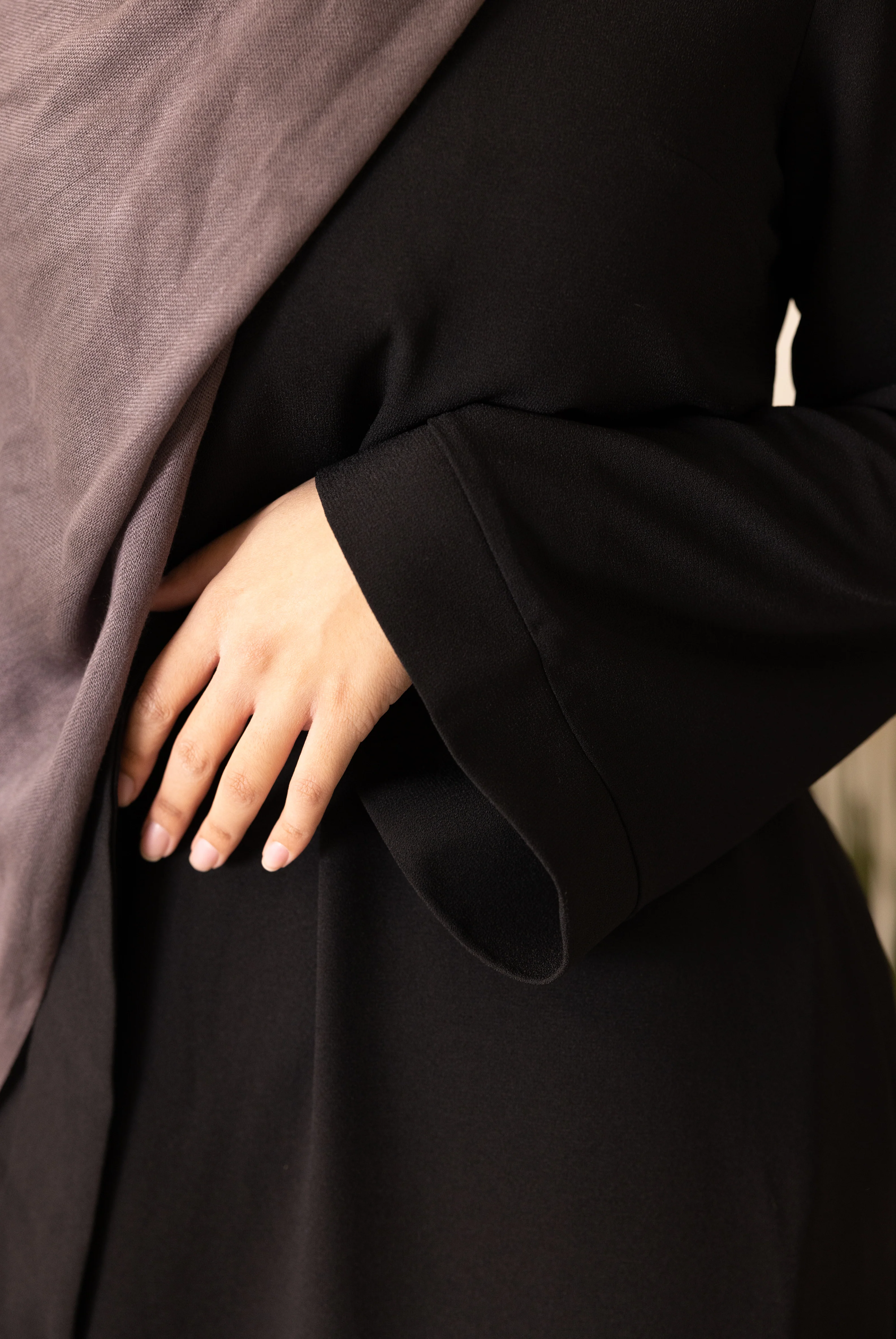 Signature Dusk Abaya - Black - Image 4